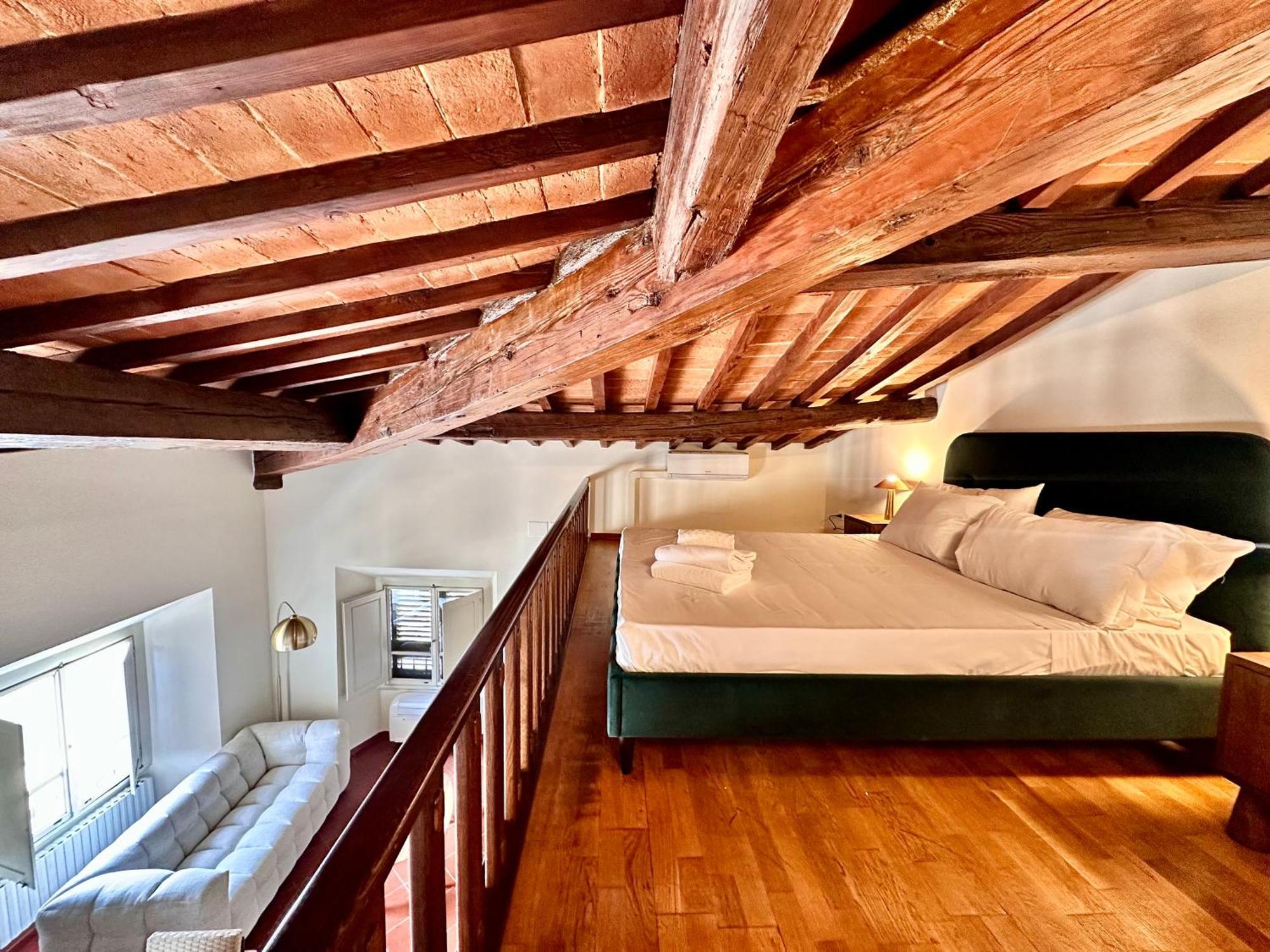 Ad Rondinelli, Apartment Florence