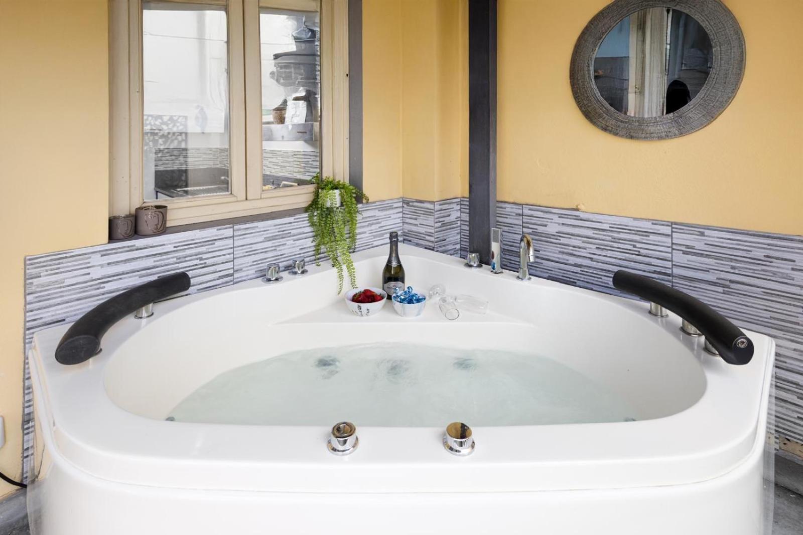 Nadia's Lovely - With Private Garden And Jacuzzi Appartement