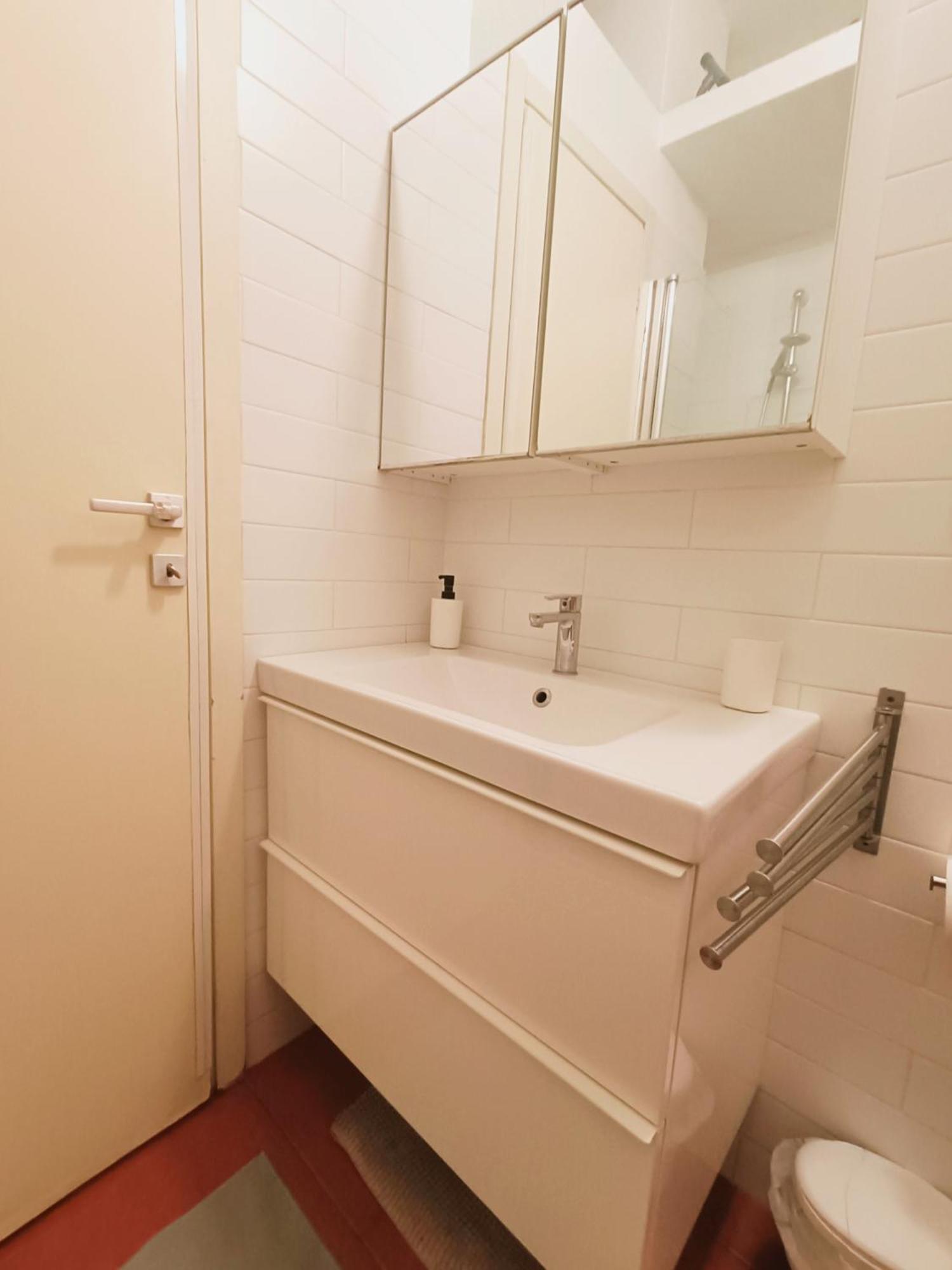 The Red In With Free Parking Apartment *