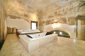 Florentia Suites Hotel *