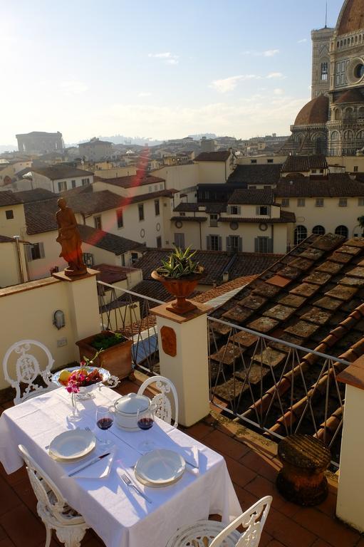 Toccando Il Duomo Con Un Dito