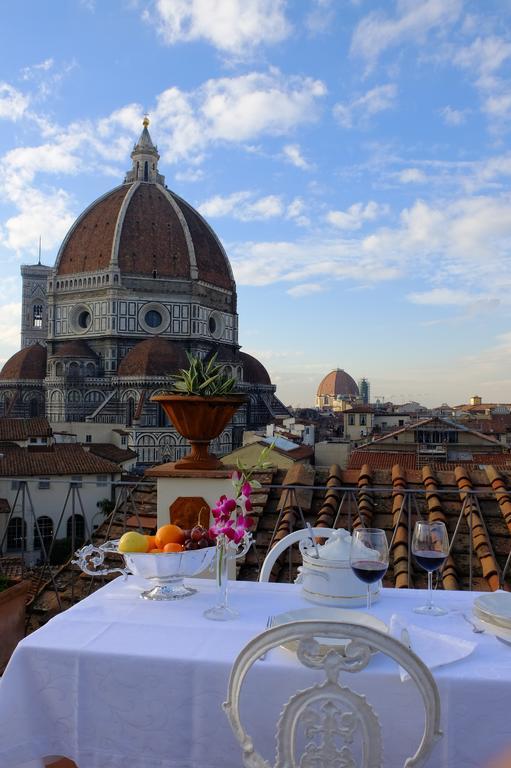 Toccando Il Duomo Con Un Dito Florence