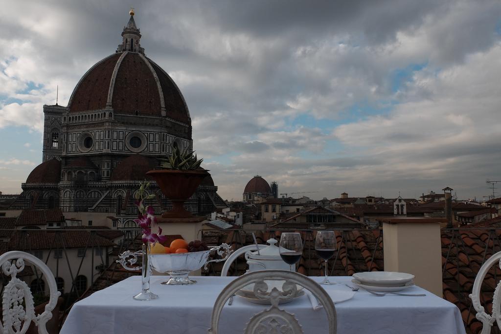 Toccando Il Duomo Con Un Dito Florence