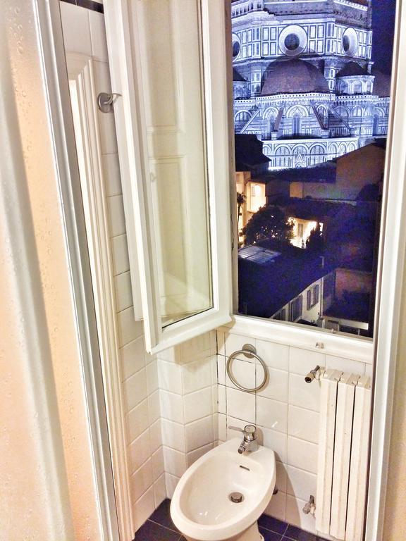 Toccando Il Duomo Con Un Dito