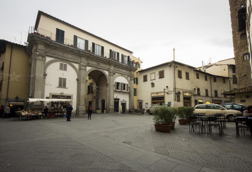 Apartment House In The San Pier Maggiore Arch *