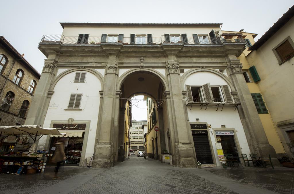 House In The San Pier Maggiore Arch