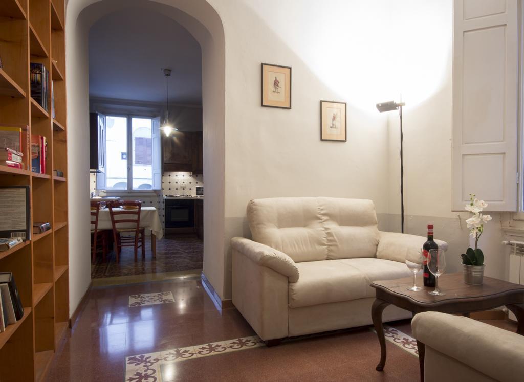 House In The San Pier Maggiore Arch
