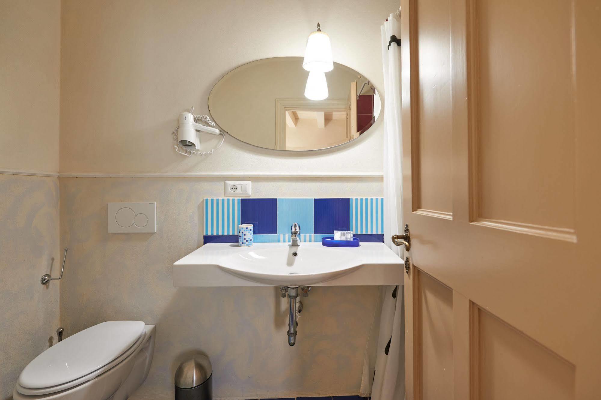 Ape Rosa Relais 2*