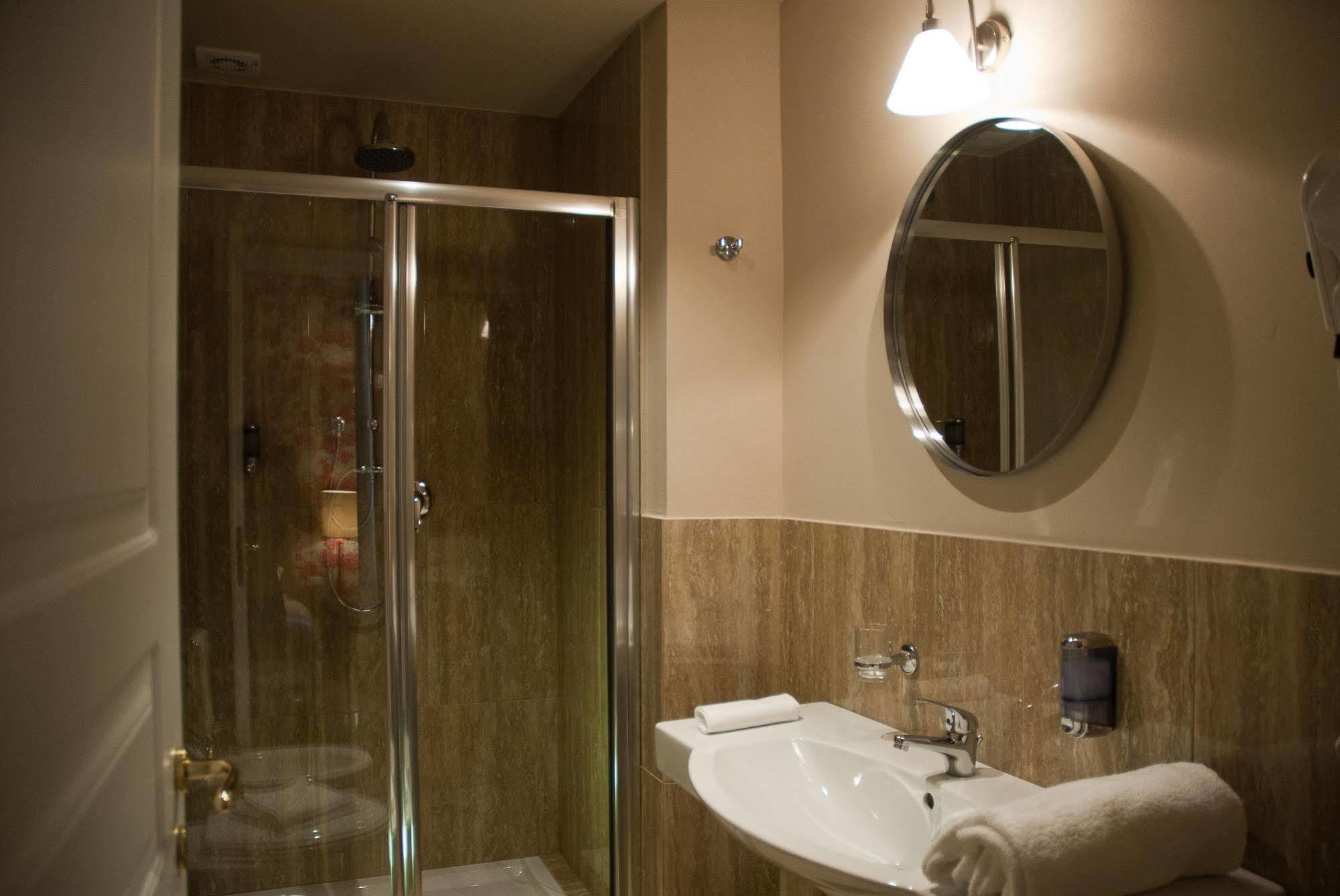 Guest house Black 5
