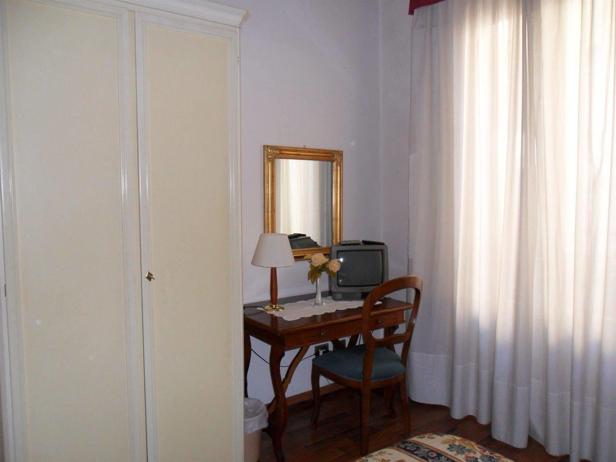 Piccolo Con Access Ztl !!! Nel Centro Storico Di !!! Hotel Florence