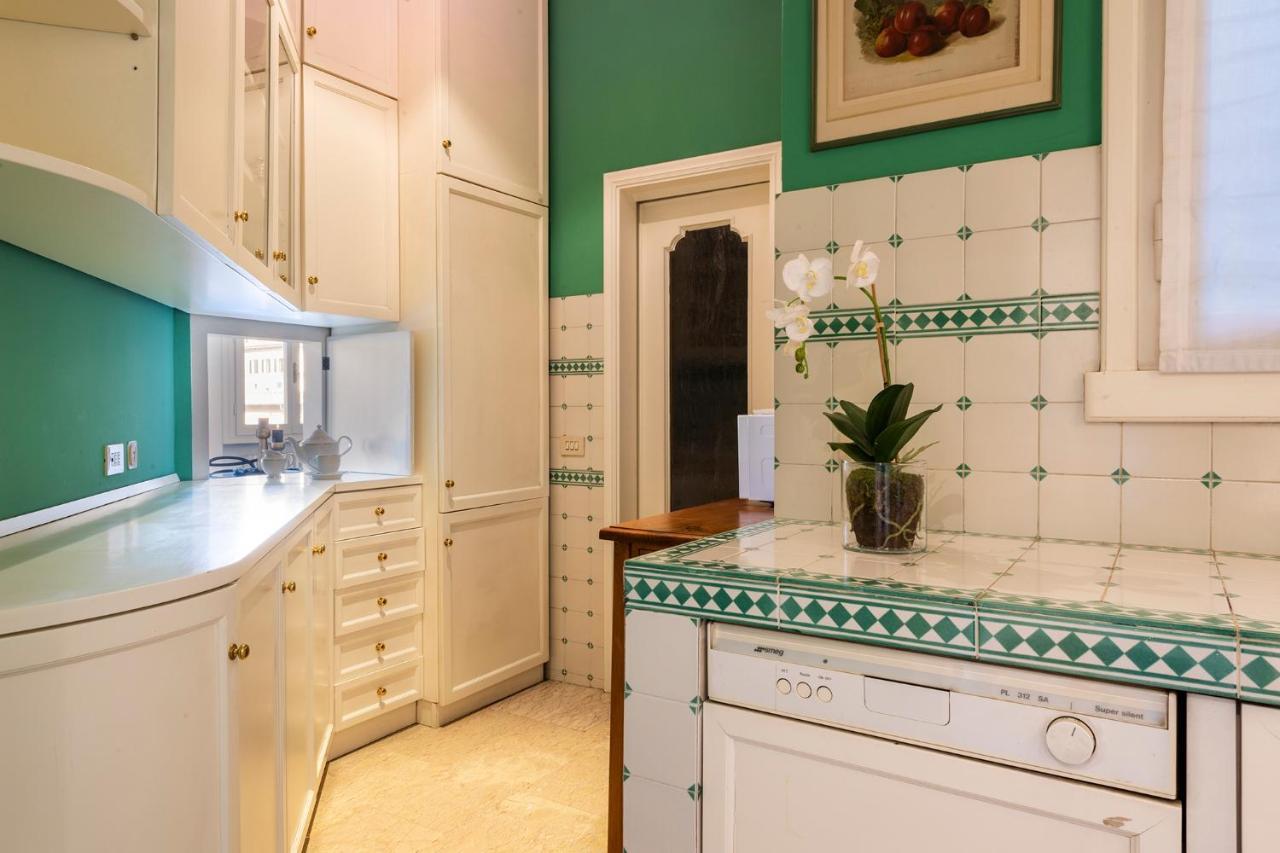 - Elegant Arno View Apartment Florence