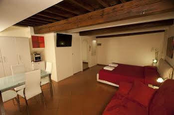 Firenze Apartments 2*