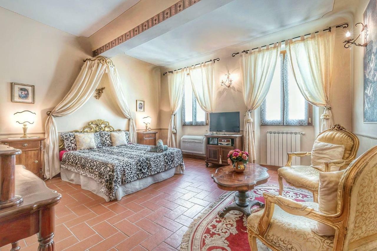 Classic Style In Center Apartment *