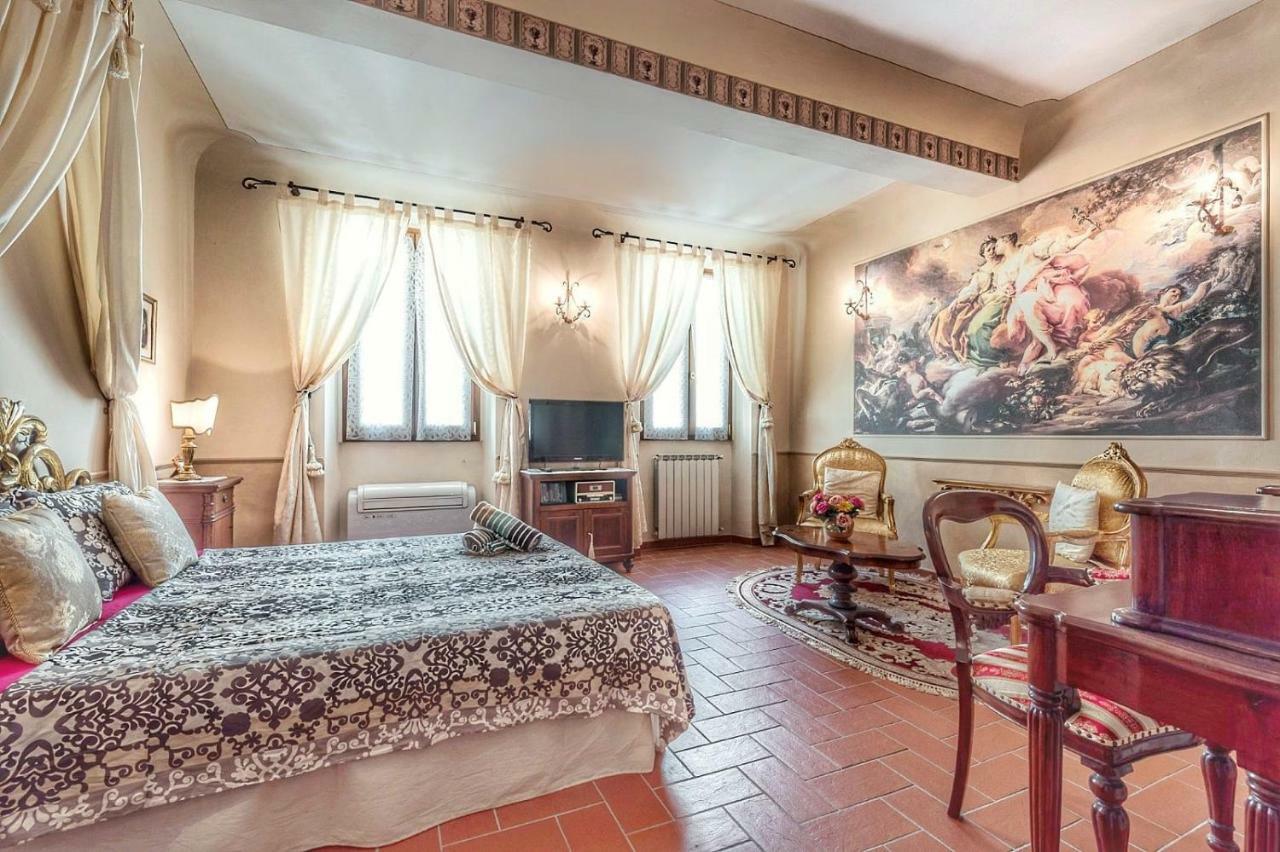 Classic Style In Center Apartment Florence