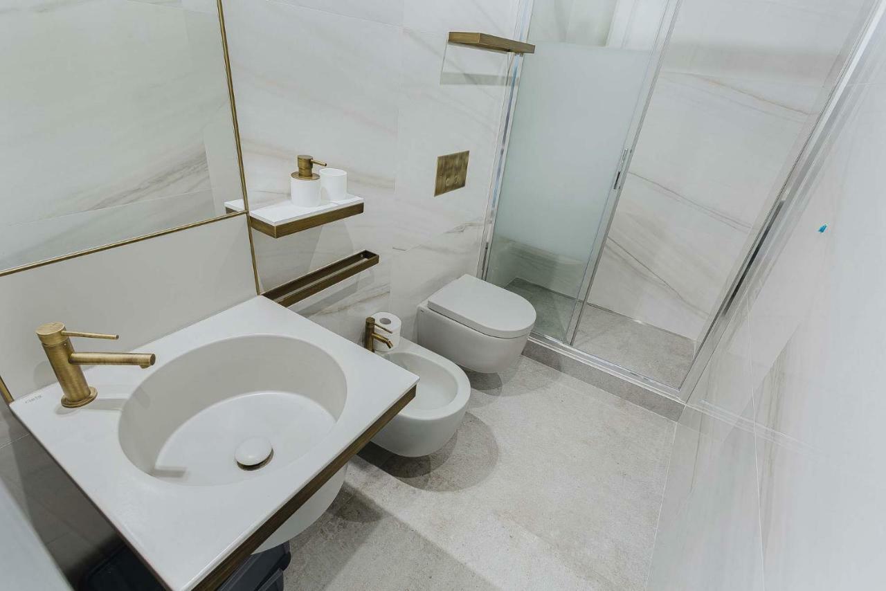 Ee Luxury