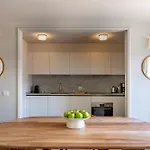 Deservi Charming Apt Botticelli