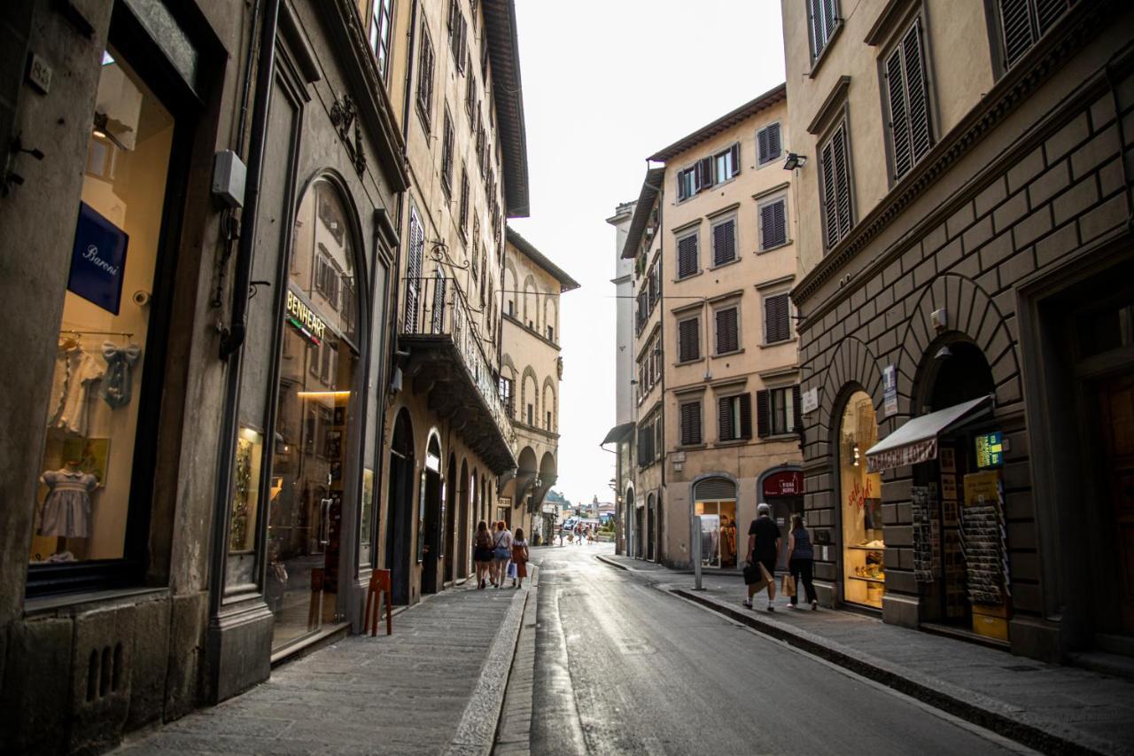 Studio In Tornabuoni Within A Renaissance Building Apartment