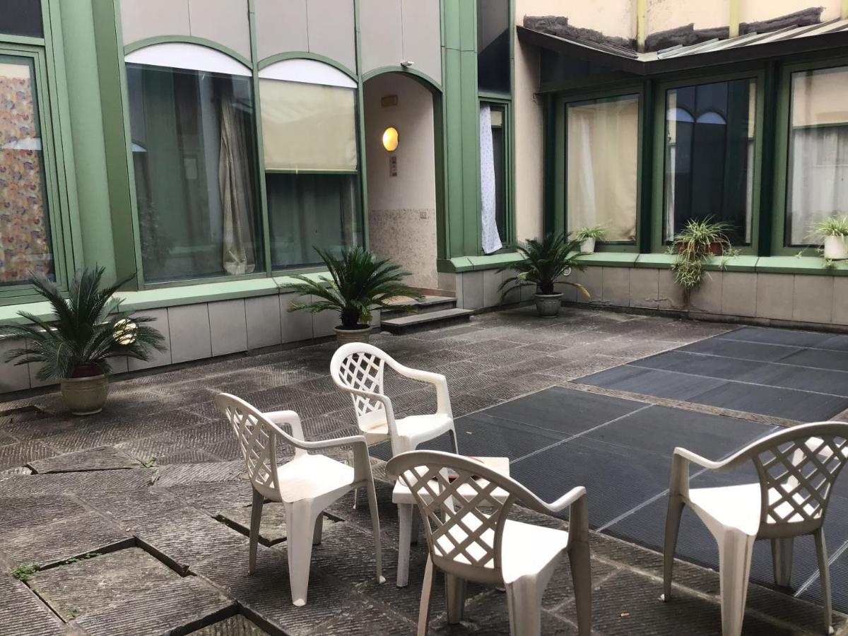 Random At Our Choice Located In Palazzo Rosselli 55 *