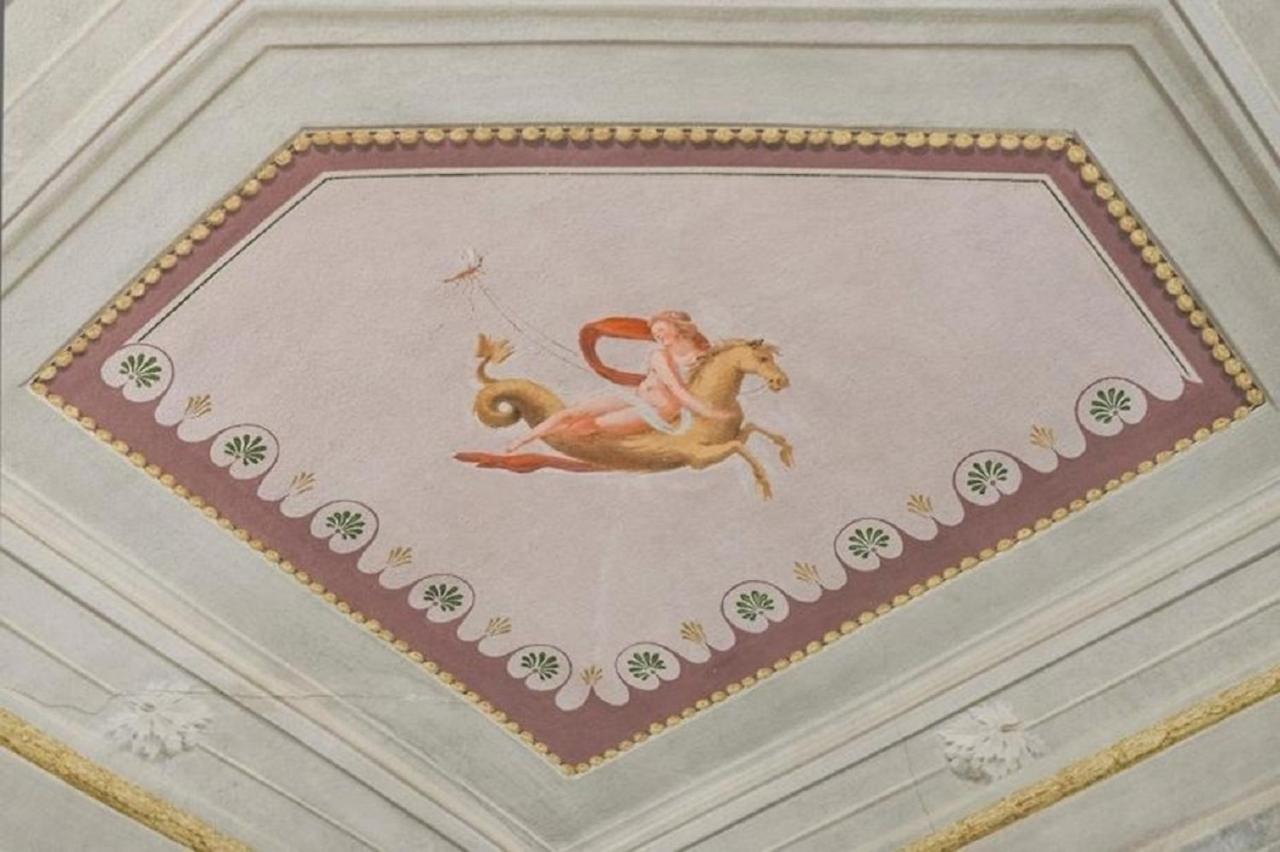Appartement Maggio Frescoes By Vacavilla