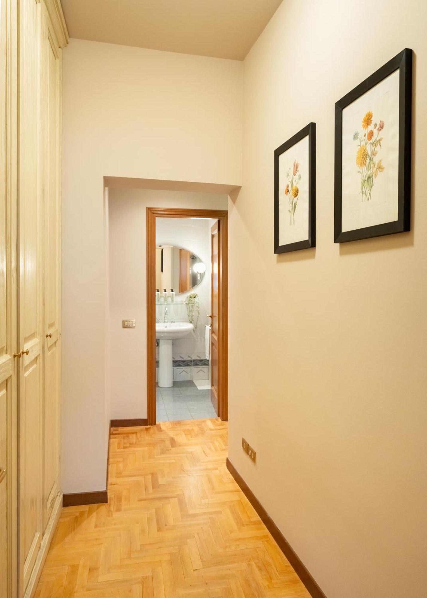 Via Panzani 16, 3th Floor - Antonella - Elegant & Spacious, 3-bedroom In Historic Center Appartement *