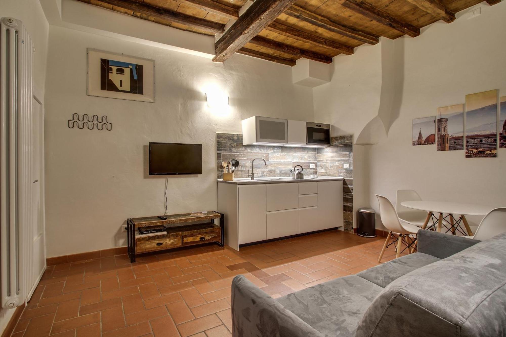 Pilastri Near Santa Croce Apartment *