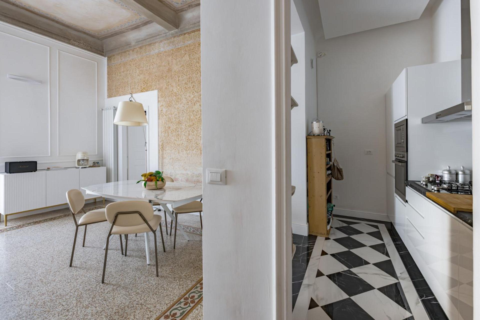 - Frescoes Elegance Apartment Florence