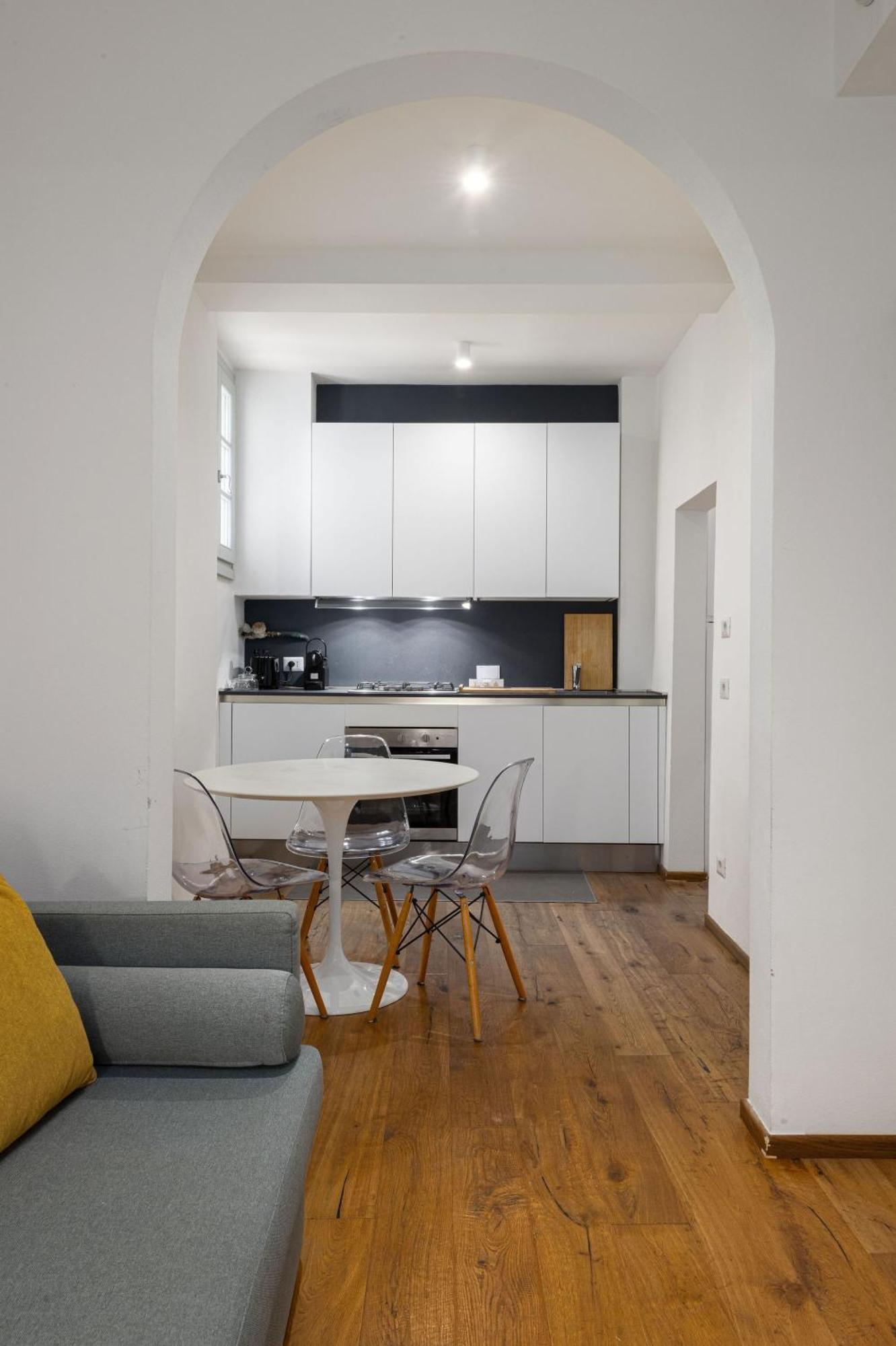 Unyca - Quiet And Living In Apartment *