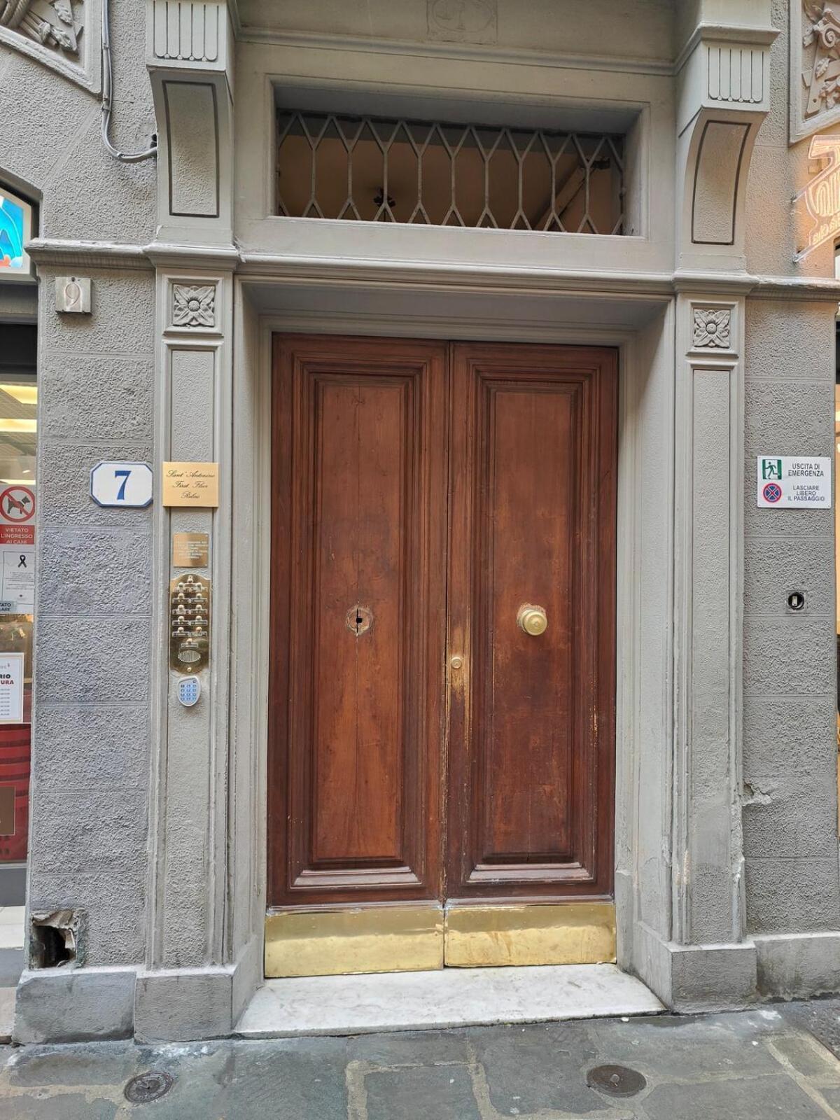 Apartment 750 Eur - Unique Design 4 Bed Apartment *