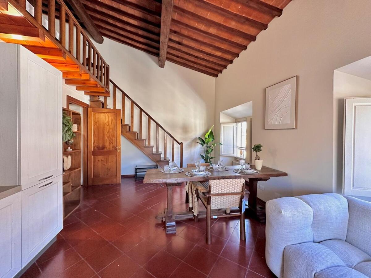 Ad Rondinelli, Apartment *