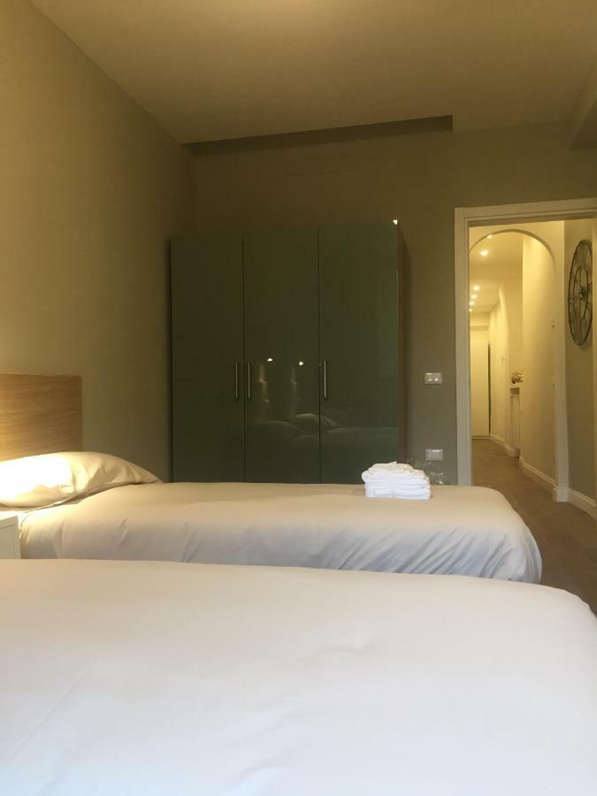 Leon Rosso Flat Apartment
