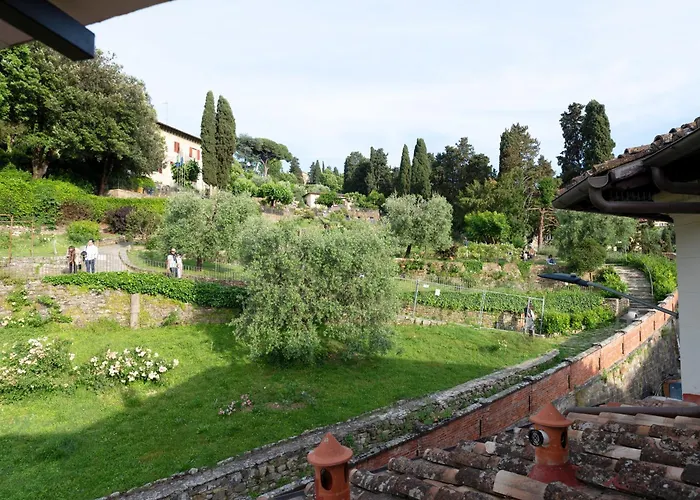Luca\'S Home Over The Rose Garden