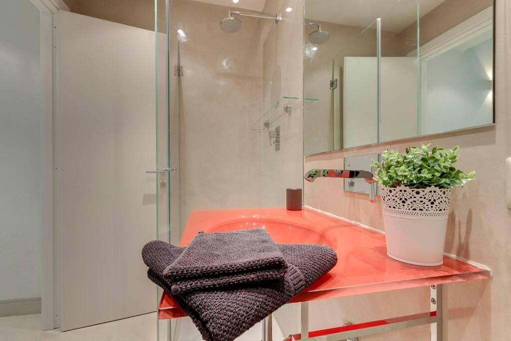Gold Apartment *