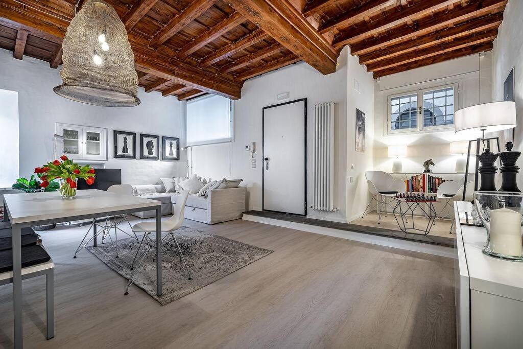 The Checkmate's House In Apartment