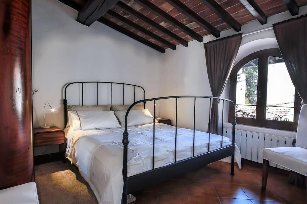 Santa Croce At Your Fingertips. Florence