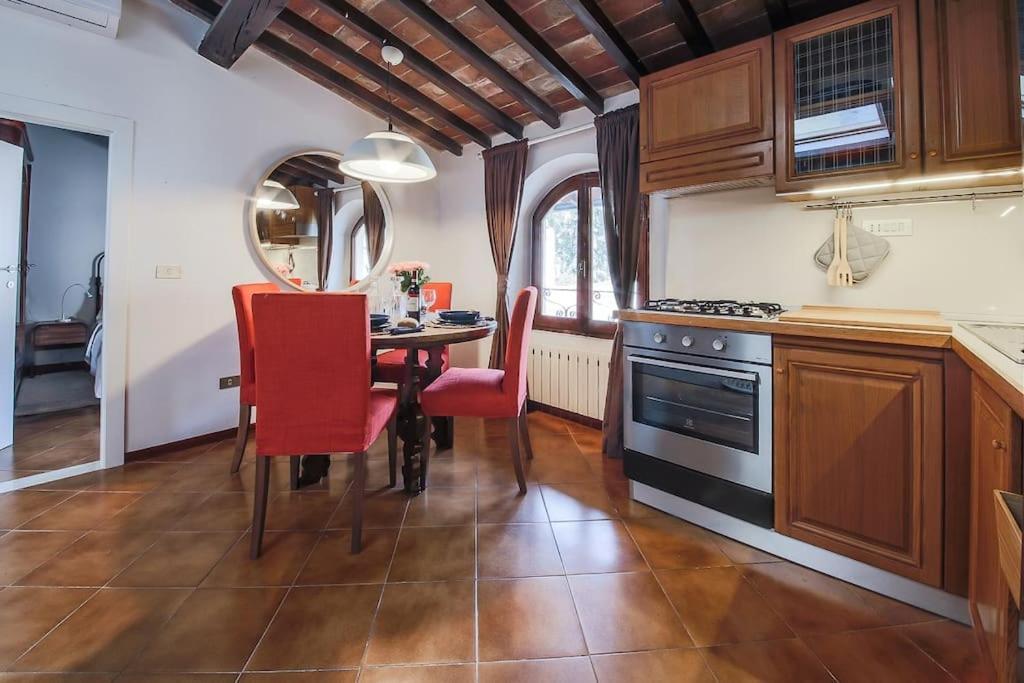 Santa Croce At Your Fingertips. Apartment Florence