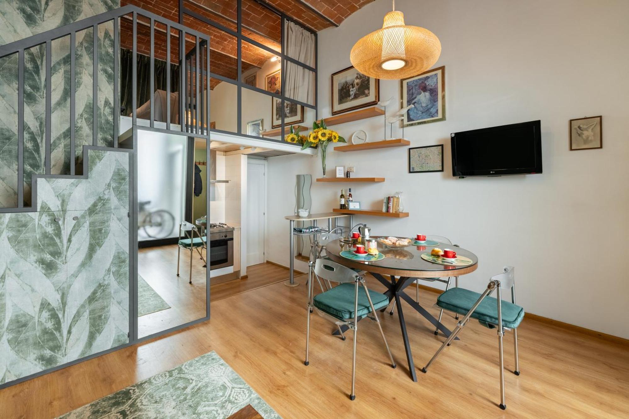 Apartment Metropolitan Loft: Center Base With Local Charm *