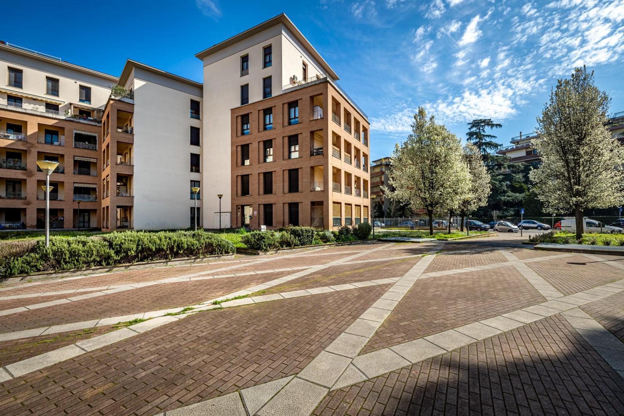 Yid Quiet With Parking Apartment