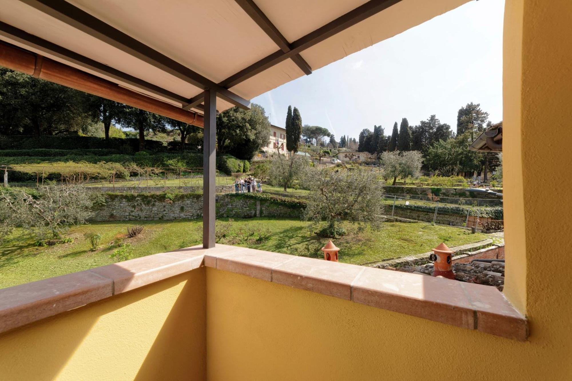 Luca's Over The Rose Garden Apartment *