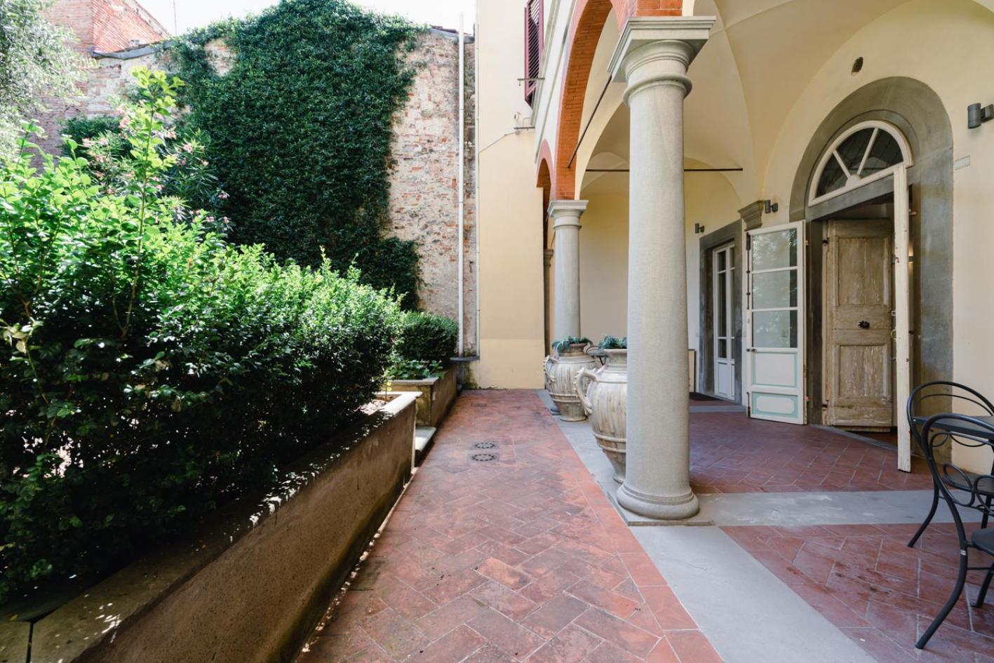 Apartment Piazza Dei Ciompi With Private Garden Florence