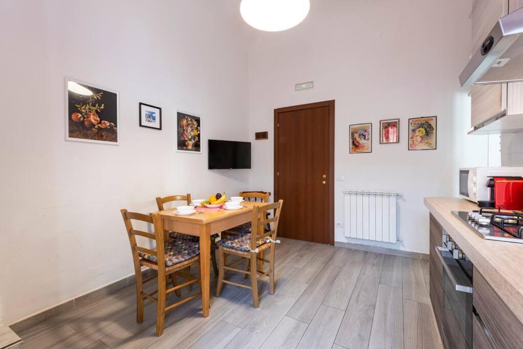Live Like A Florentine Next To Santa Croce Square Apartment