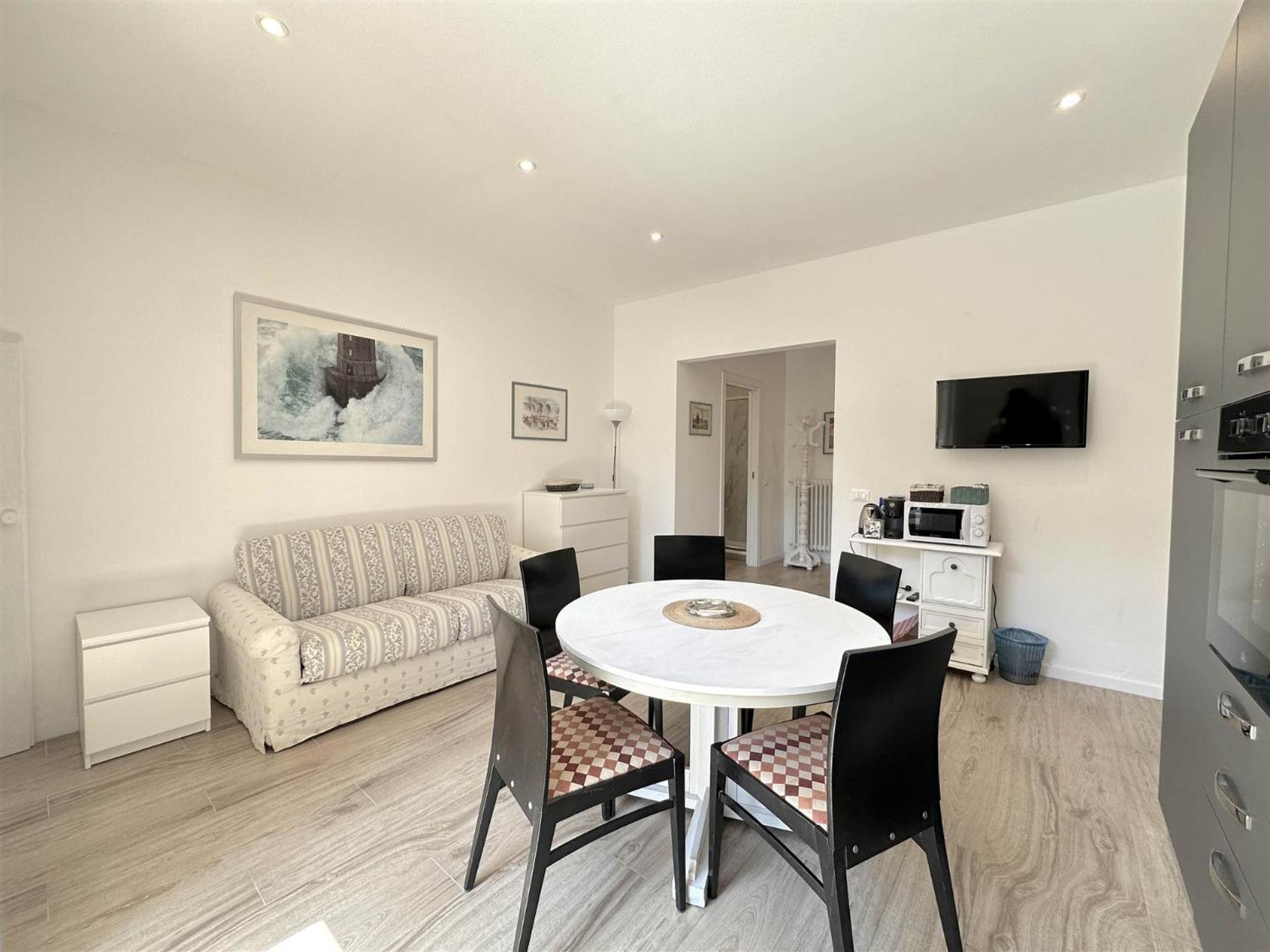 Borgo Verde-5 Minutes From The Station Apartment