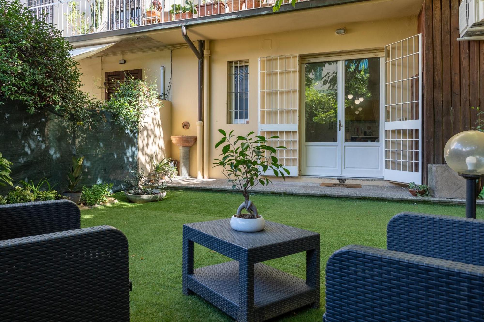 Intero Con Giardino Apartment