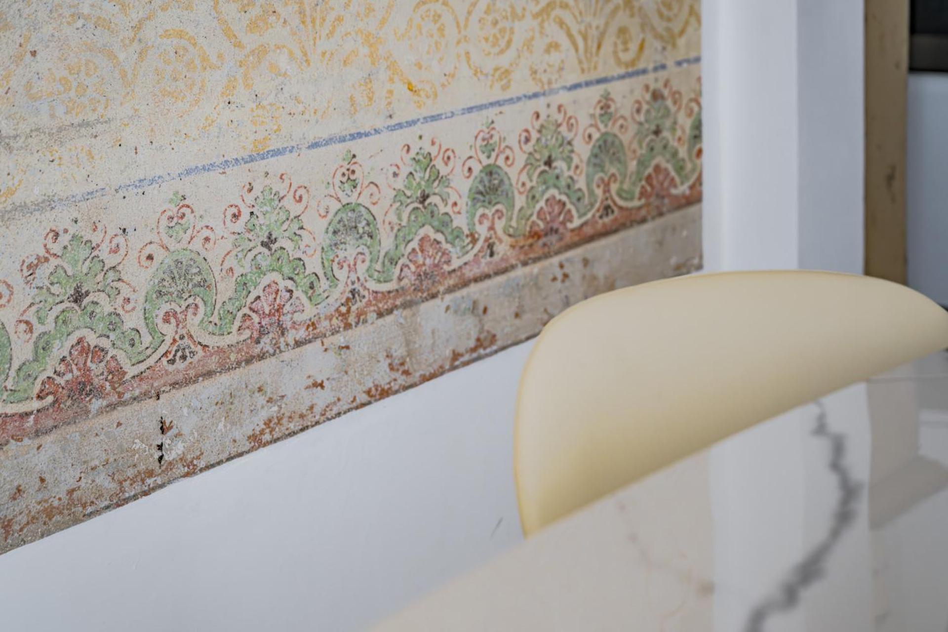 - Frescoes Elegance