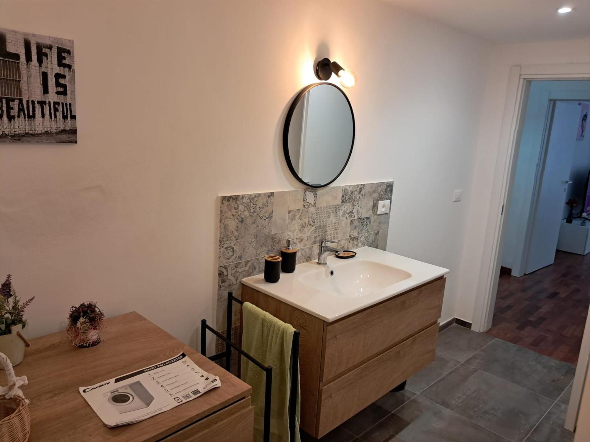 New Station Apartment *