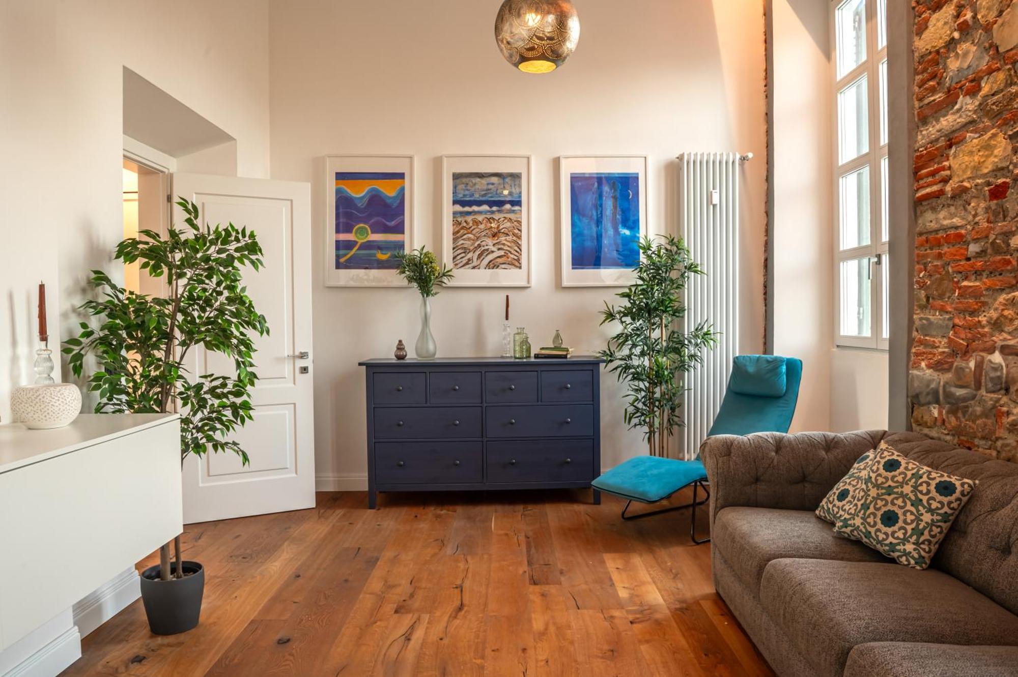 The Place To Be Apartment